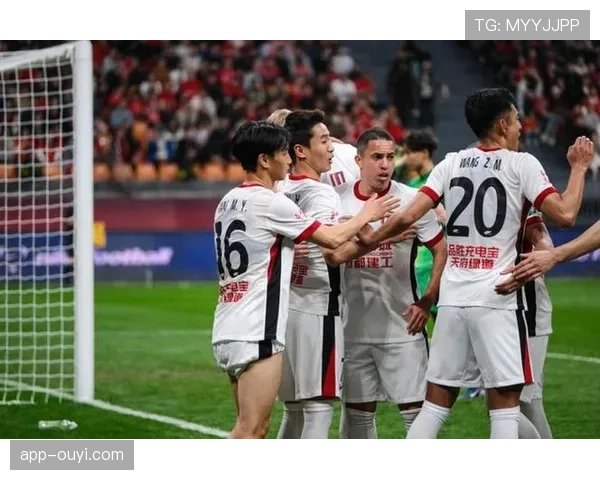 成都蓉城3-0轻取河南队豪取八连胜，11分优势领跑积分榜